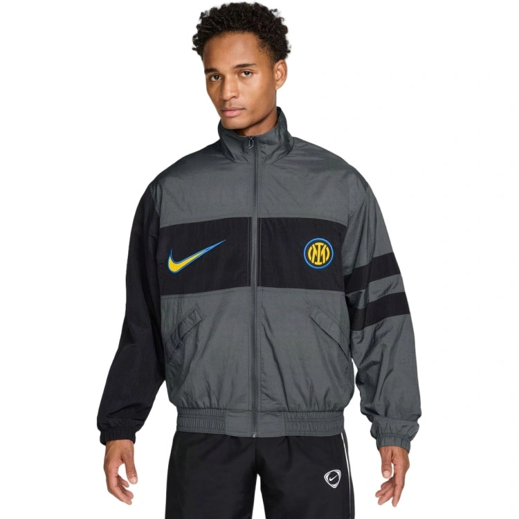 chaqueta-nike-inter-milan-fanswear-2026-2027-iron-grey-black-tour-yellow-0