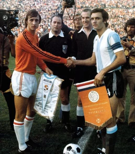 post card perfumo_y_cruyff.webp