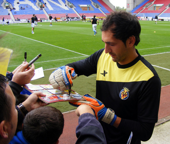 Diego_Lopez_autograph_signing,_Wigan_Athletic_v_Villarreal_CF,_7_August_2011.jpg