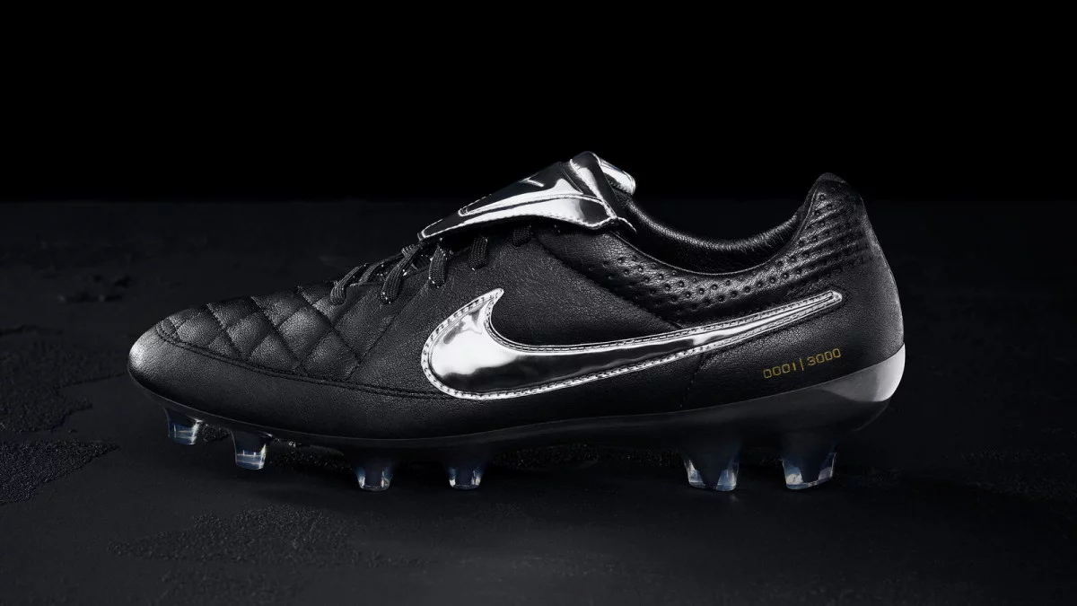 post card Sp15_FB_WE_TIEMPO_LEGEND_TOTTI_side_profile_cropped_native_1600.webp