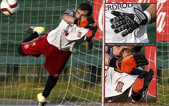 Goalkeeper Goalie Hybrid Flat Football Gloves Niceo Premier League offer 
