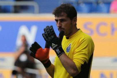 ¿What's going on with Iker Casillas's gloves?