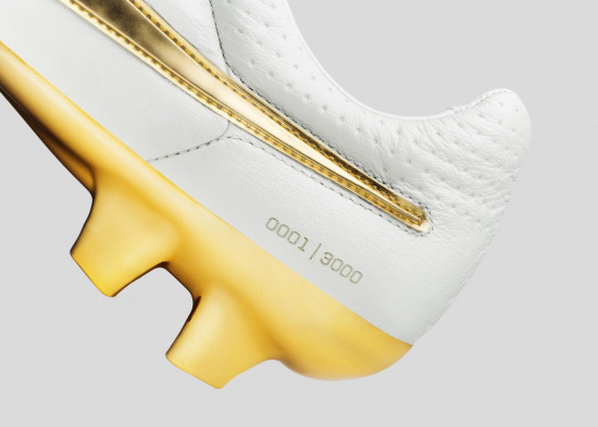 Nike_Football_Ronaldino_Tiempo_Gold_DET_09_rectangle_1600.jpg