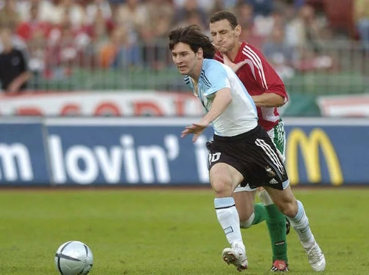 post card Messi-debut-Hungria-expulsion_OLEIMA20100816_0131_6.webp