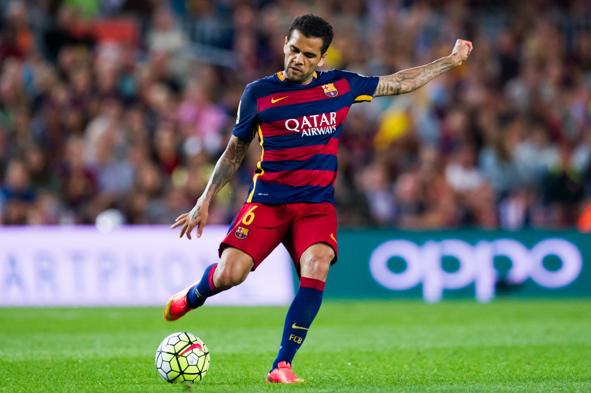 La curiosa forma de atarse las botas de Dani Alves - Blogs - Fútbol Emotion