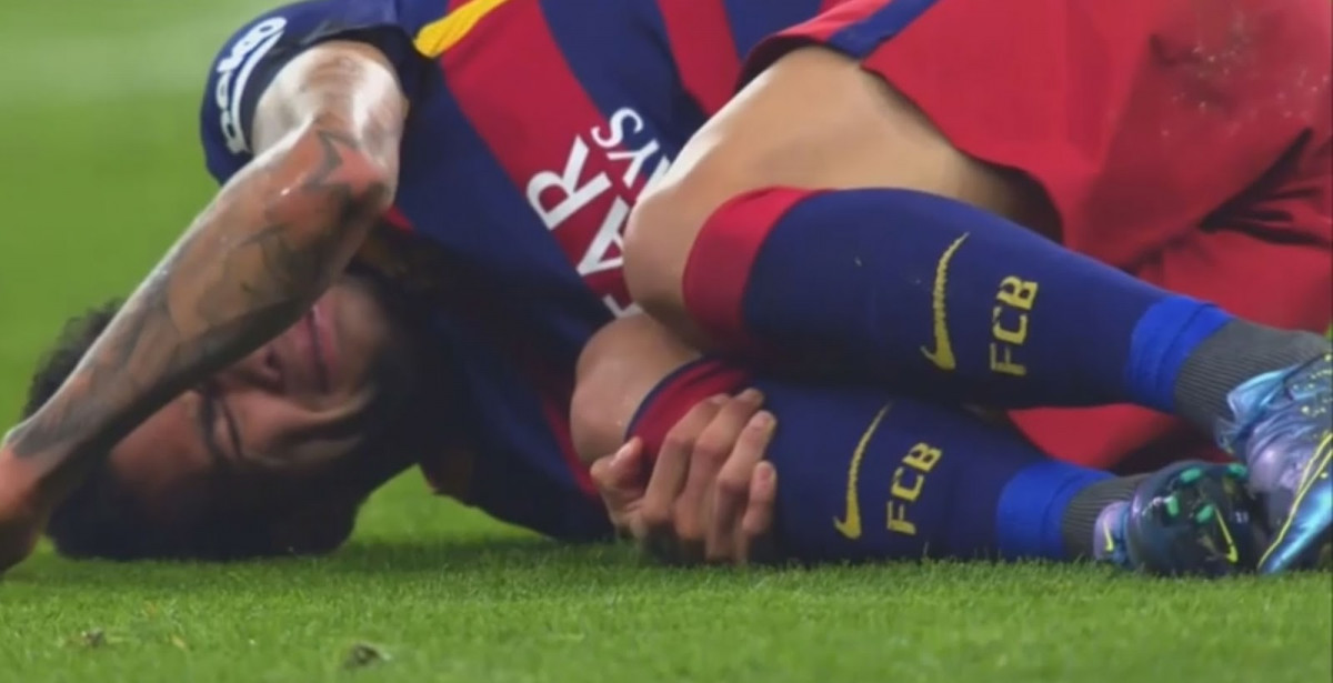 La curiosa forma de atarse las botas de Dani Alves - Blogs - Fútbol Emotion
