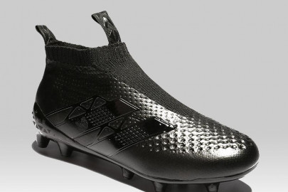 How to paint football boots black
