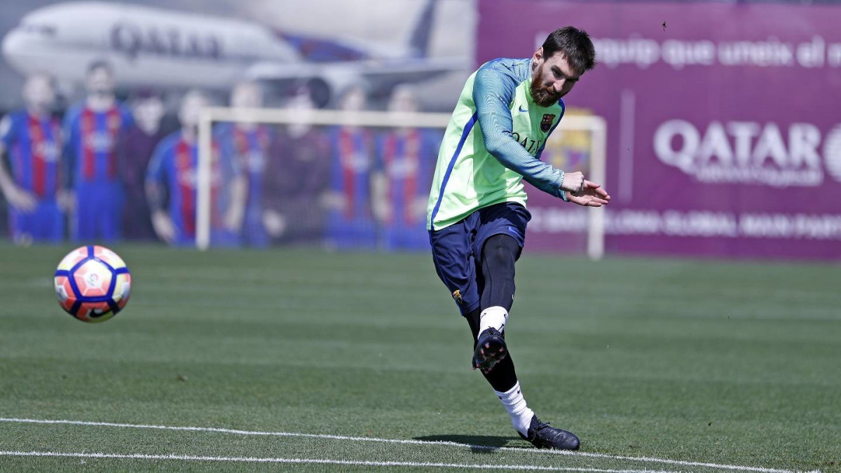 Las botas negras de Leo Messi - - Fútbol Emotion