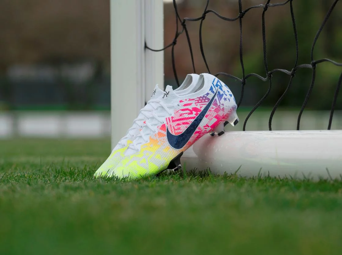 post card Post-Botas-de-Neymar-Jogo-Prismatico-1.webp