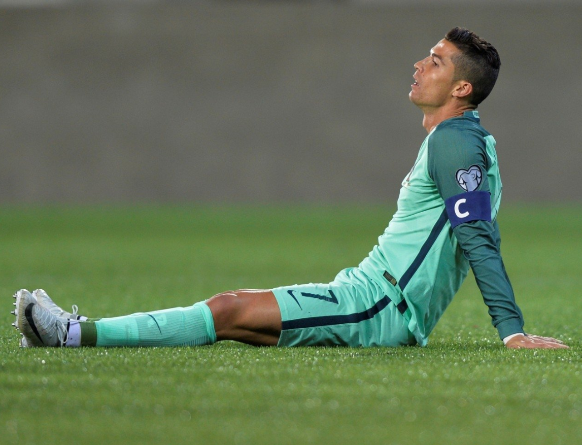 Cristiano Ronaldo jugó con Tacos de aluminio en campo de hierba artificial  - Blogs - Fútbol Emotion