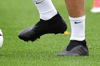 Morata entrena con misteriosas botas de fútbol negras
