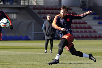 Messi entrena con misteriosas botas negras