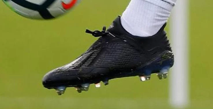 post card blog-botas-negras-adidas-nike-bale.webp