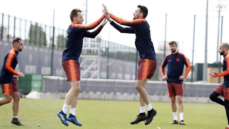 post card blog-botas-busquets-blackout-salto.webp