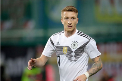 Marco Reus e chuteiras Puma sem cordões