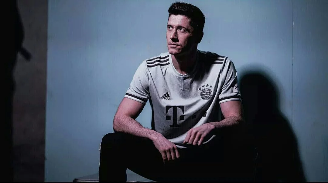 post card blog-segunda-equipación-bayern-2018-2019-lewandoski.webp