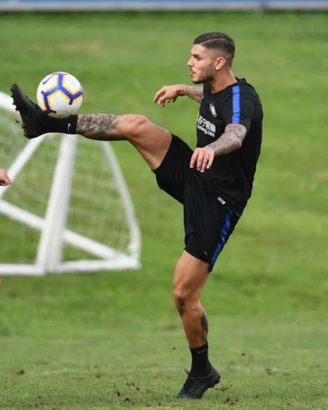 post card blog-botas-negras-icardi-balon.webp