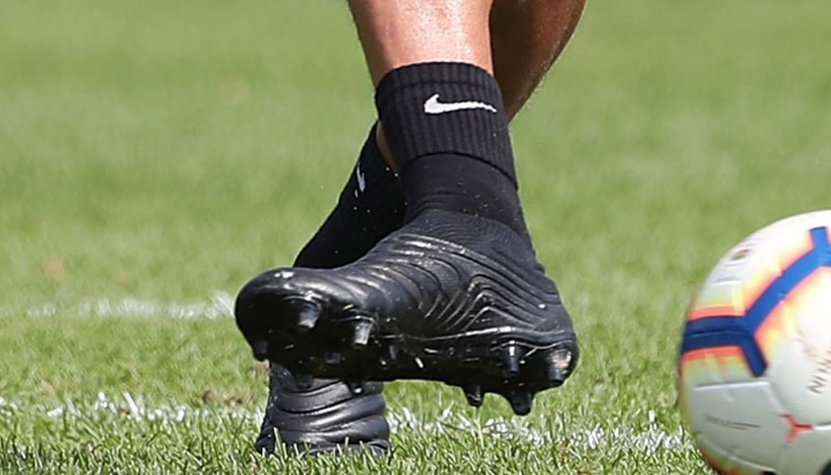 Miranda entrenando con botas completamente negras - Blogs - Fútbol Emotion