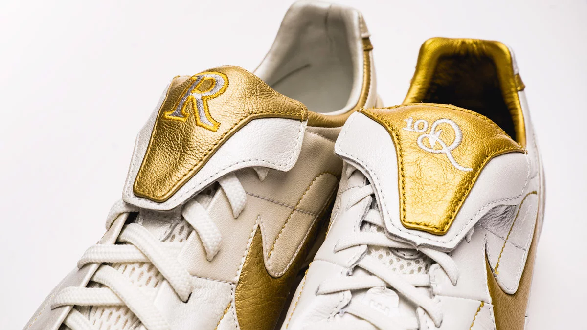 post card nike-tiempo-r10-ronaldinho-lengueta.webp