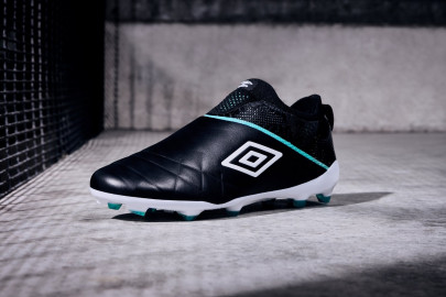 Umbro sorprende a todos con su primera bota sin cordones