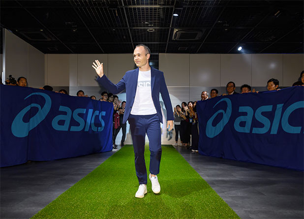 Iniesta firma con Asics Fútbol Emotion