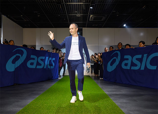 Iniesta firma con Asics - Blogs - Fútbol Emotion