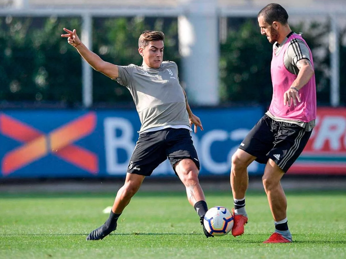 post card Dybala-scarpe-nere-adidas.webp