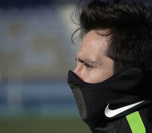 mascara nike para frio