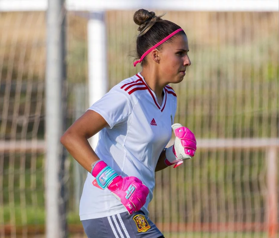 post card Post-Guantes-Noelia-Ramos-1.webp