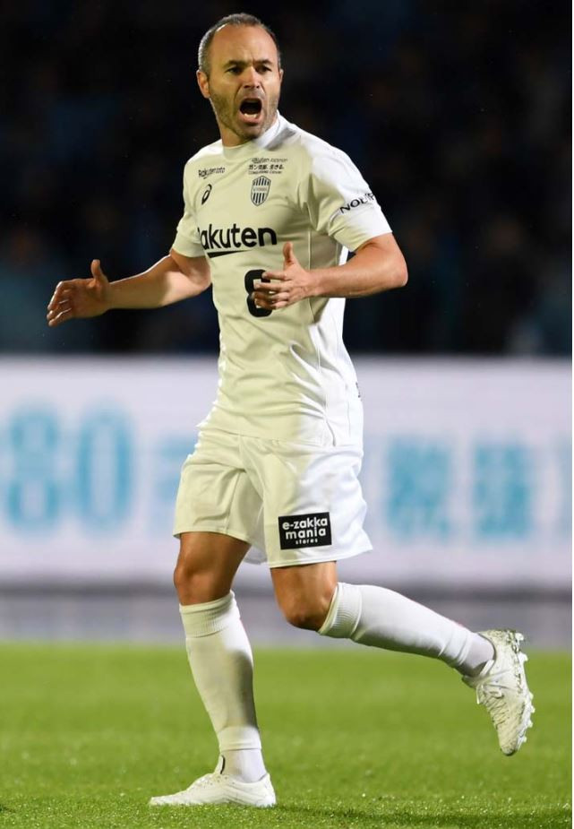 Cómo pintar de blanco unas botas de fútbol - Blogs - Fútbol Emotion
