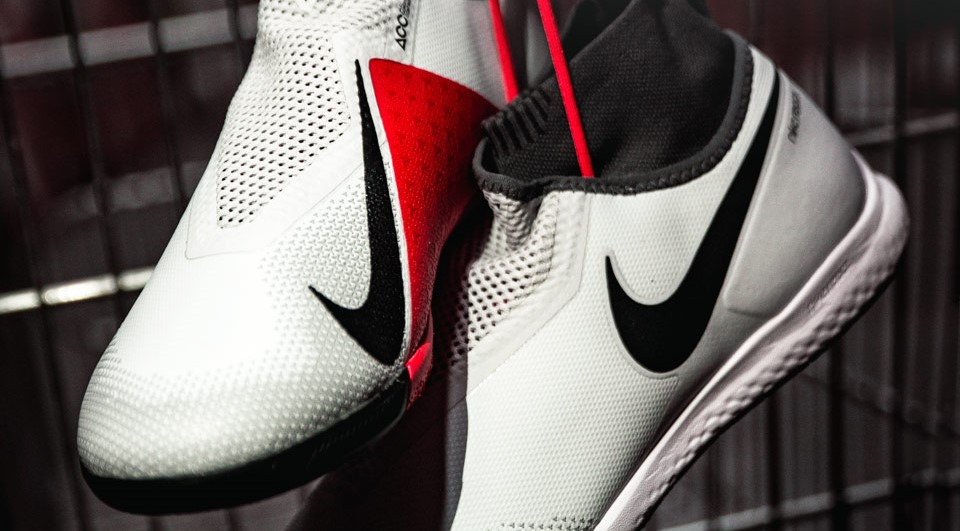 Zapatillas con adidas Boost Vs Zapatillas con Nike React - - Fútbol
