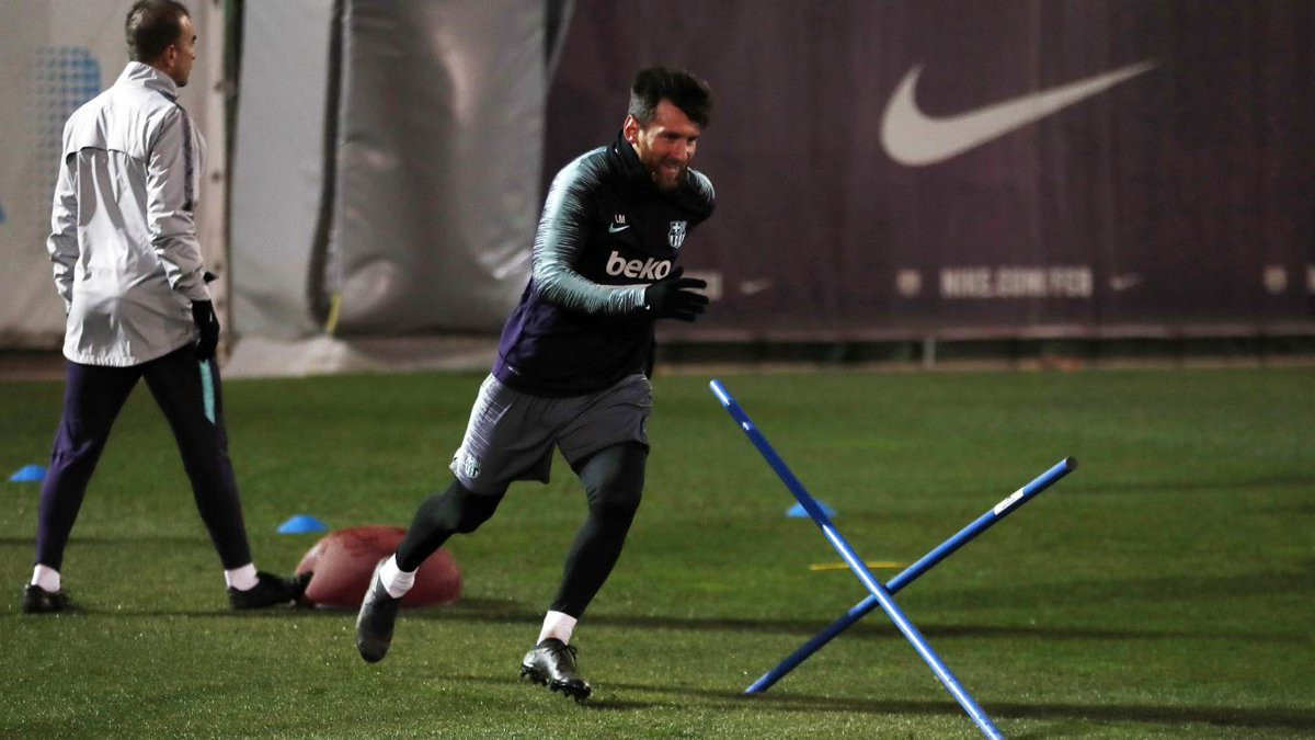 Messi utilizando botas totalmente negras - Blogs - Fútbol Emotion