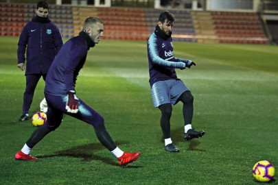 Messi utilizando botas totalmente negras