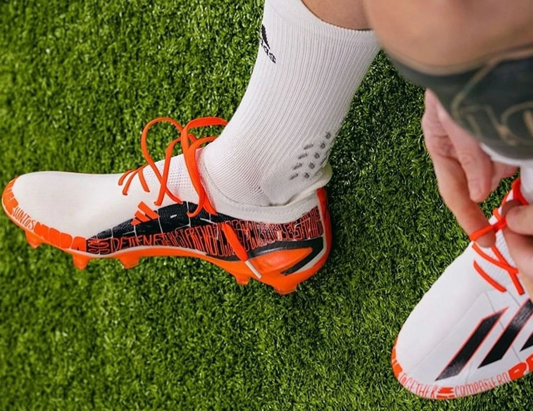 post card post-con-o-sin-cordones-esa-es-la-cuestion-messi-balon-te-adoro.webp