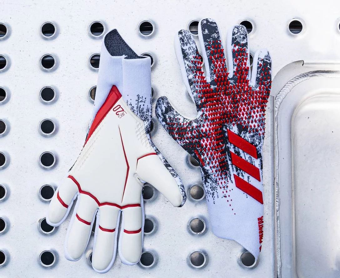 post card post-guantes-Manuel-Neuer-2.webp