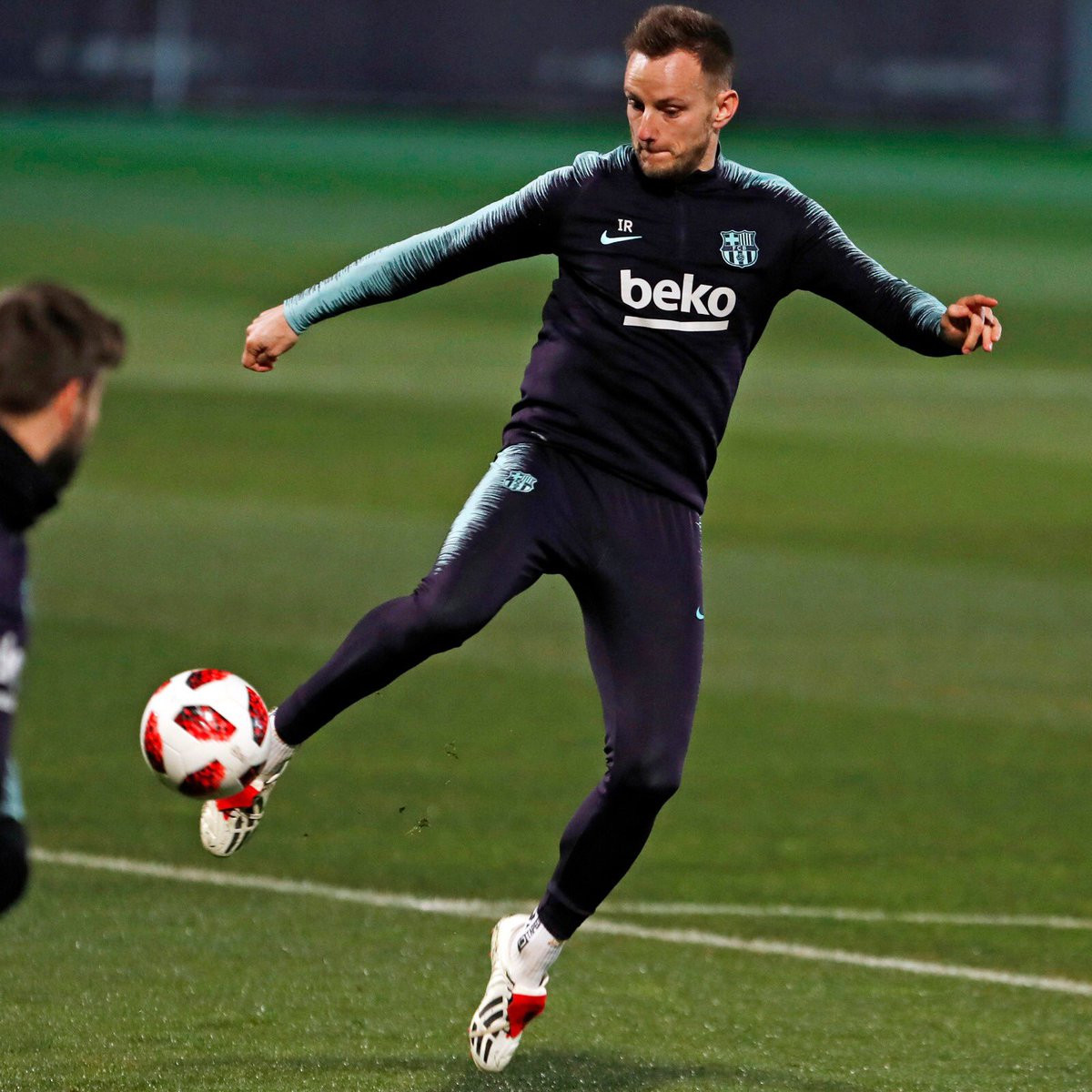 Rakitic, Denis Suarez, Benzema todos con botas antiguas ¿Qué está  pasando? - Blogs - Fútbol Emotion