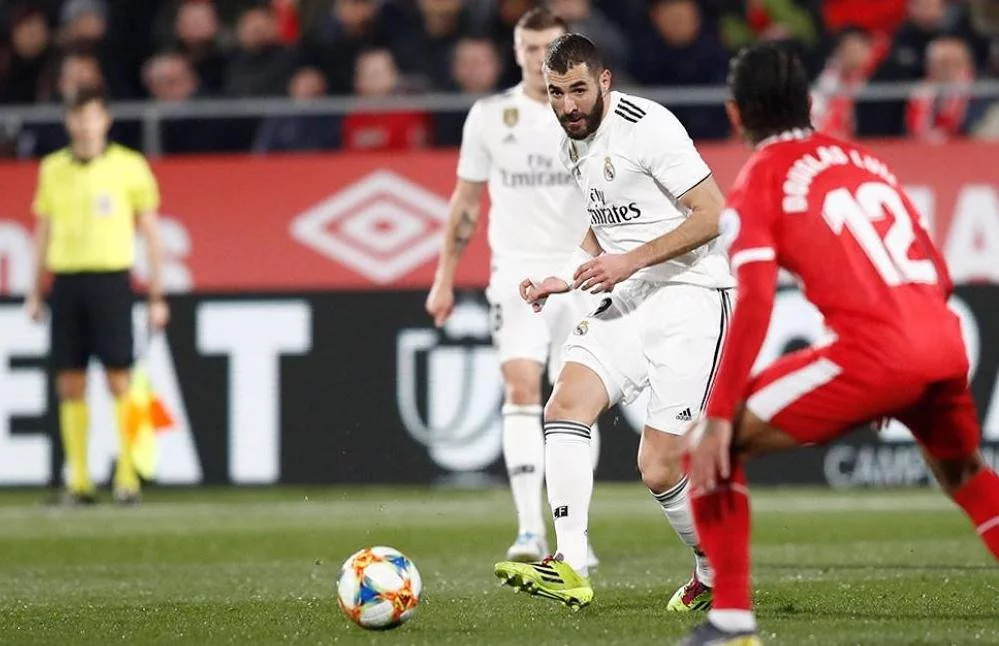 post card blog-botas-de-fútbol-antiguas-benzema.webp