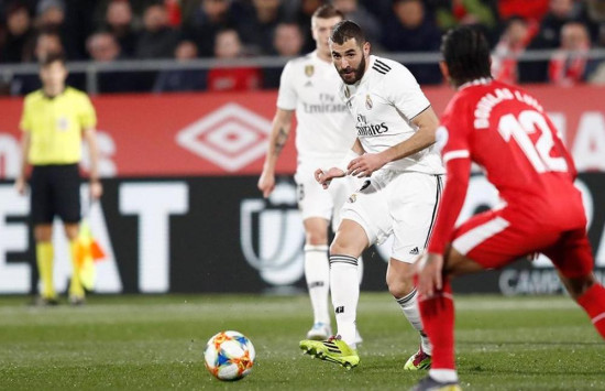 blog-botas-de-fútbol-antiguas-benzema.jpeg