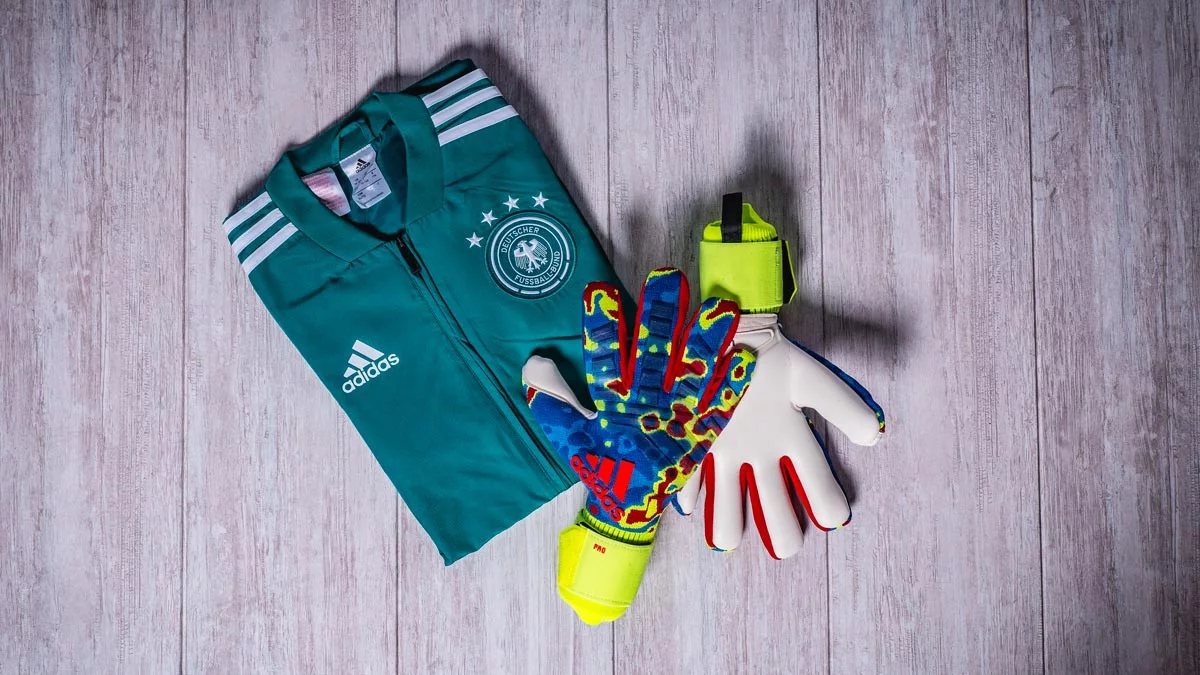 post card Post-Guantes-Manuel-Neuer-1_0.webp