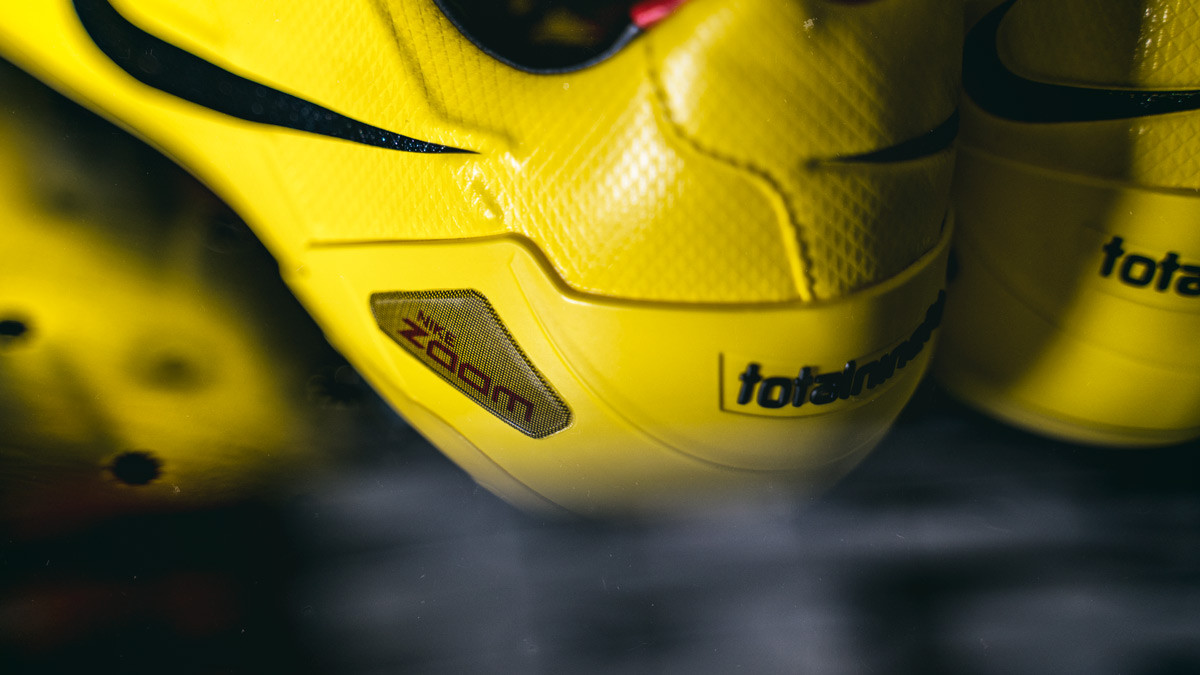 La primera bota de de Nike ha vuelto. Total 90 I - Blogs - Fútbol