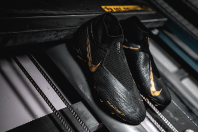 LES CHAUSSURES DE FOOTBALL POUR LES PIEDS LARGES