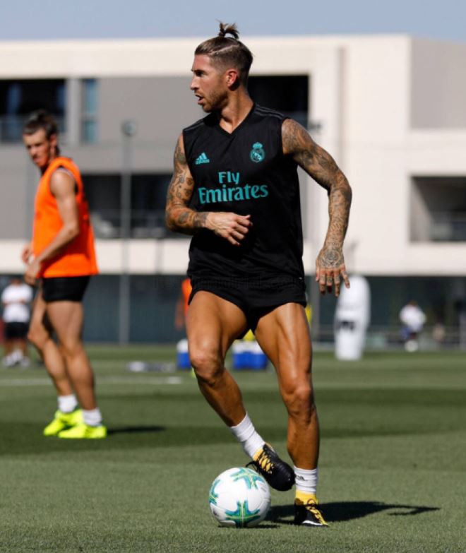 Puedo usar botas de fútbol diferentes en cada pie? - Blogs - Fútbol Emotion