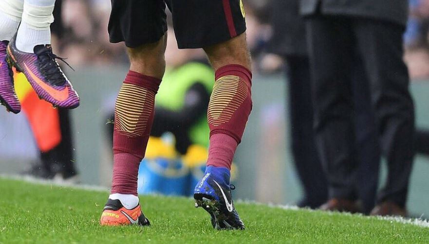 Puedo usar botas de fútbol diferentes en cada pie? - Blogs - Fútbol Emotion