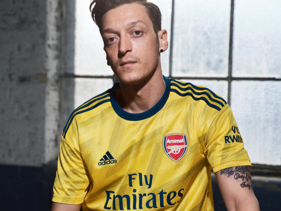 ozil-maglia-away-arsenal-2019-2020.jpg