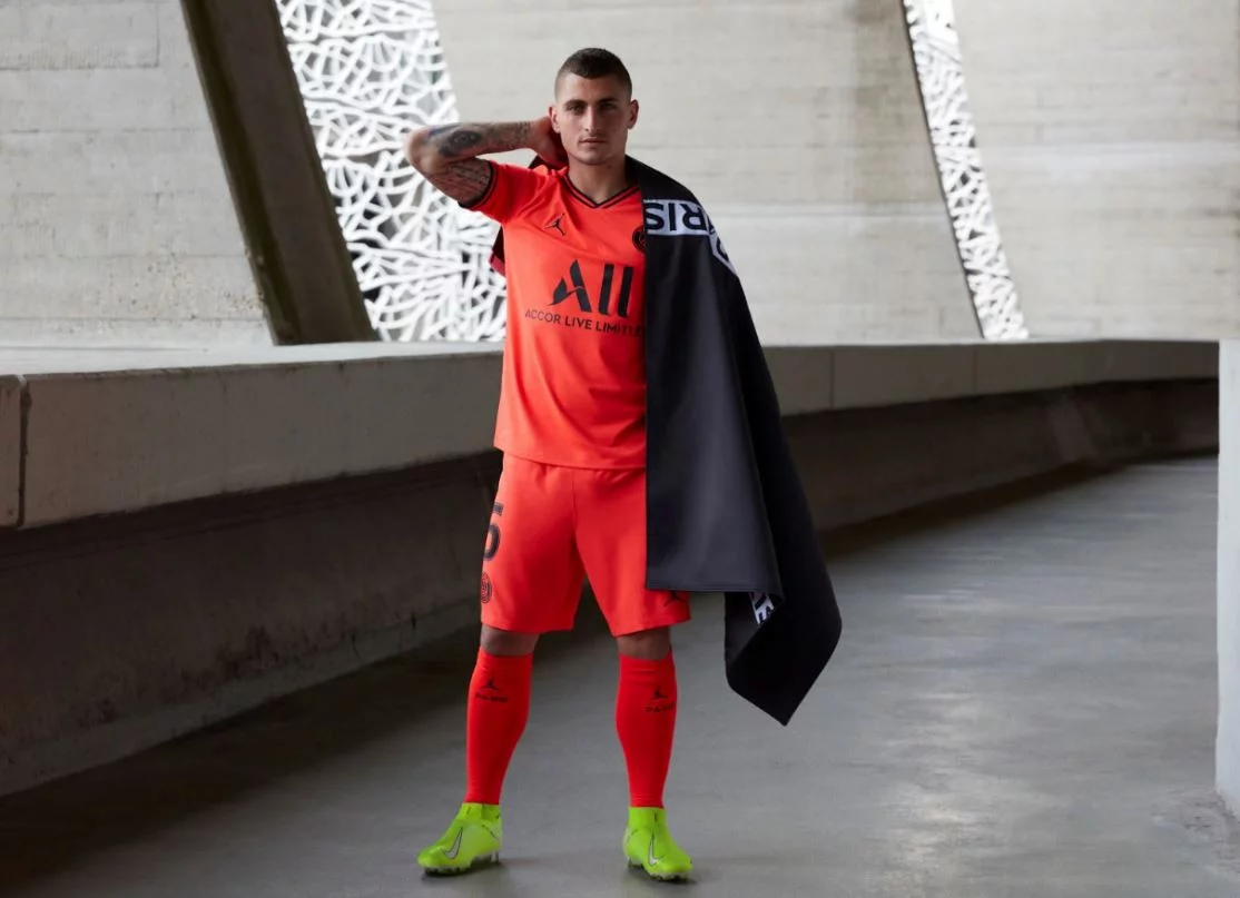 post card Post-camiseta-PSG-Jordan-4.webp
