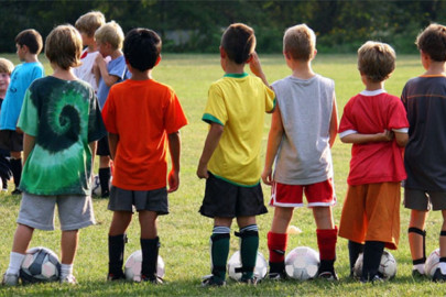 Qual o calçado ideal para que uma criança possa jogar futebol?