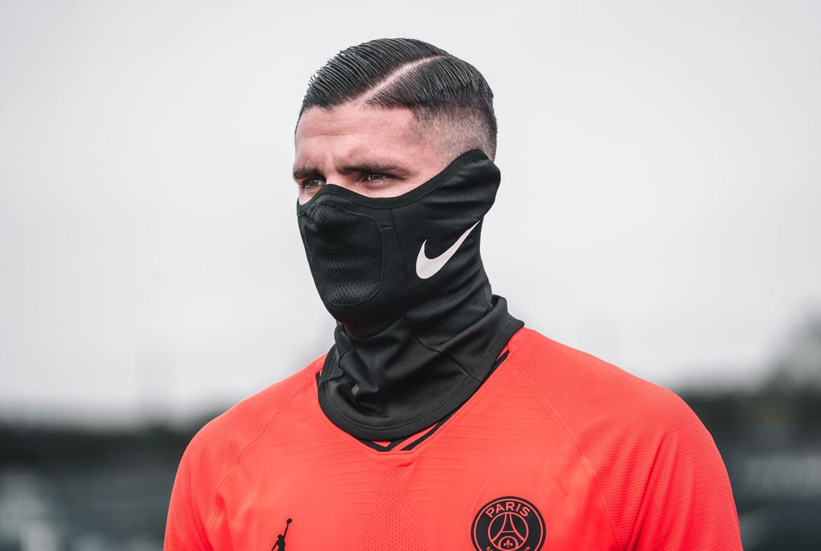 mascara nike para frio