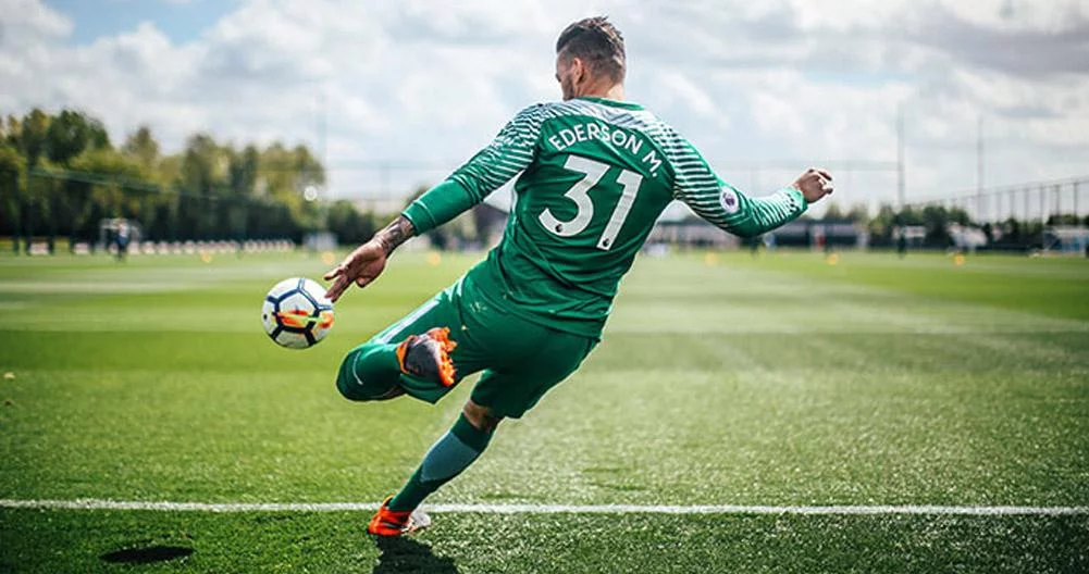 post card blog-entrenamiento-porteros-en-casa-ederson.webp