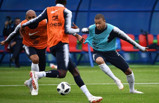 blog-fg-en-cesped-artificial-mbappe.jpg