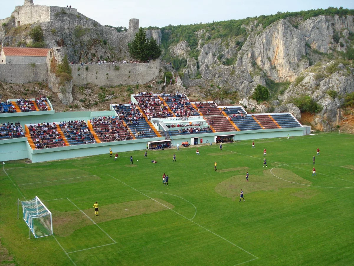 post card blog-estadios-futebol-estranhos-gospln-dolac-croatia.webp